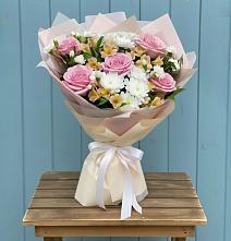 Букет цветов из:  Гвоздики, Орхидеи и Розы в Заринск