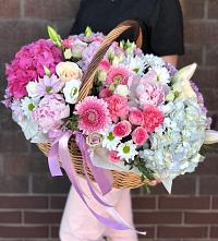 Композиция солнечный день в Заринск Цветочная композиция из Розы, Хризантемы, Пионы и Лизиантусы в корзине в Заринск