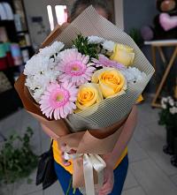 Букет цветов из:  Герберы, Розы и Хризантемы в Заринск