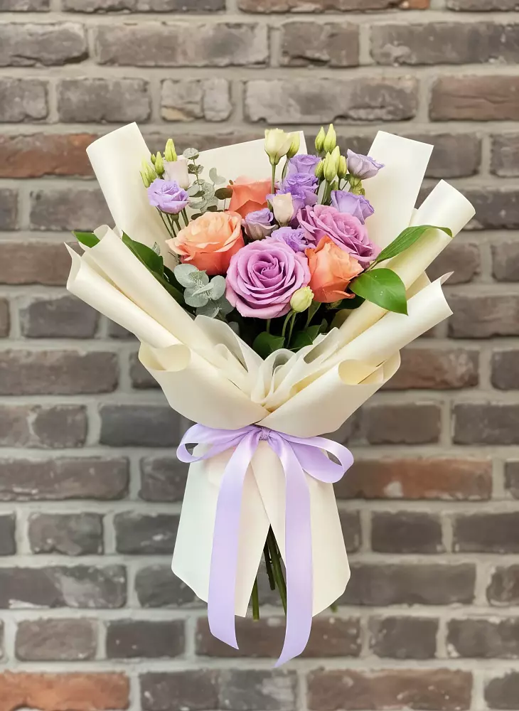 Букет цветов из: Лизиантусы и Розы в Заринск