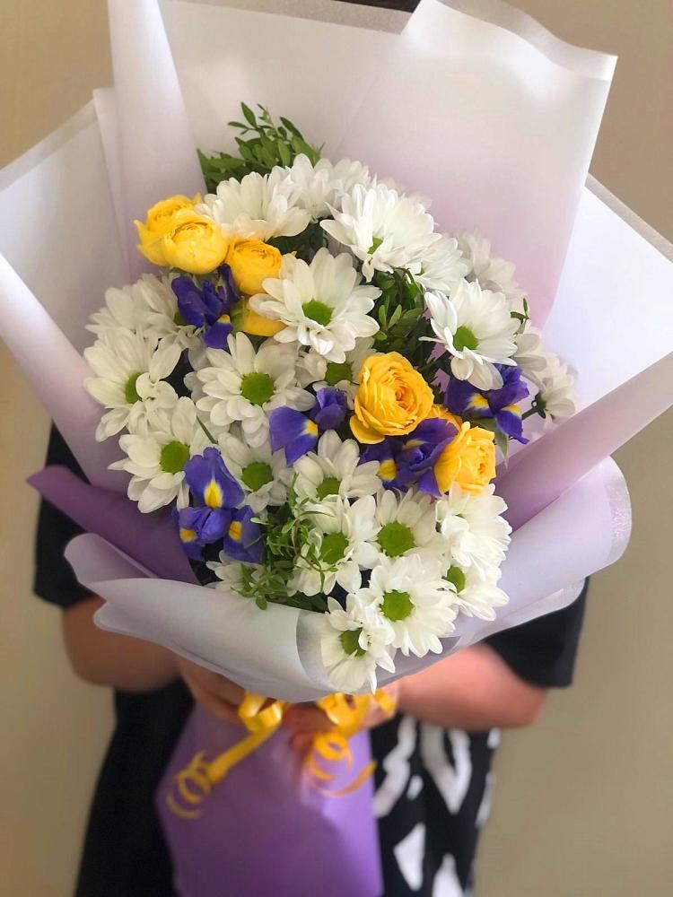Букет цветов из: Ирисы, Хризантемы и Розы в Заринск