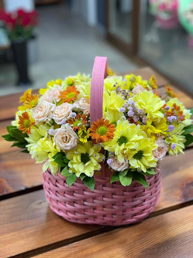 Цветочная композиция из Хризантемы и Розы в корзине в Заринск
