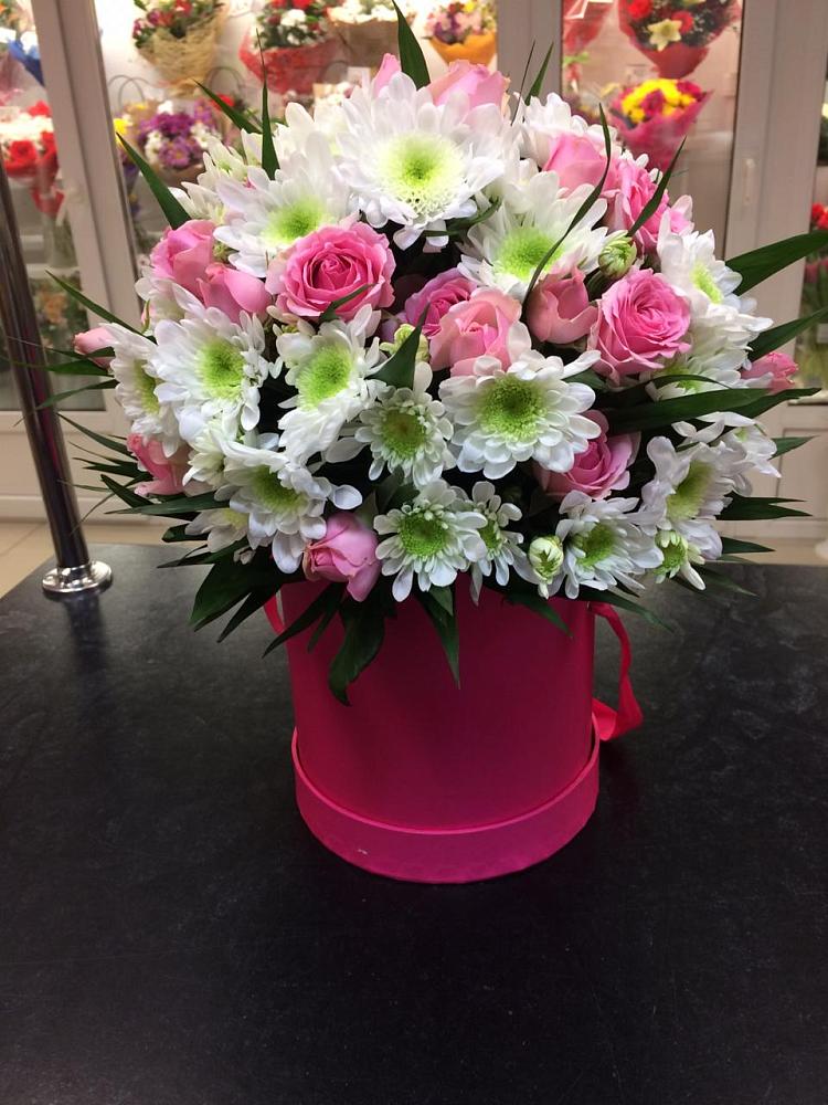 Цветочная композиция из Розы и Хризантемы в шляпной коробке в Заринск