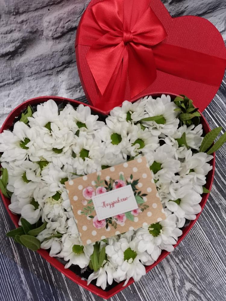 Цветочная композиция из Хризантемы в виде сердца в Заринск