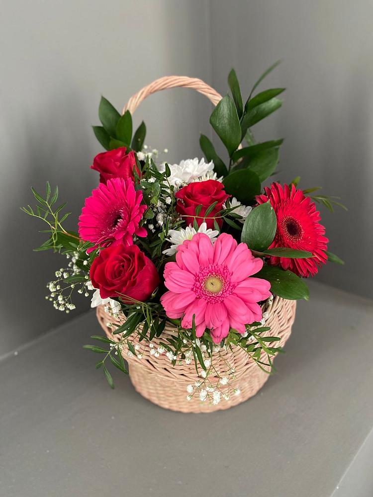 Цветочная композиция из Розы, Хризантемы и Герберы в корзине в Заринск