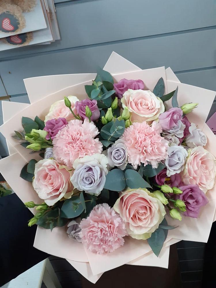 Букет цветов из: Розы, Гвоздики и Лизиантусы в Заринск