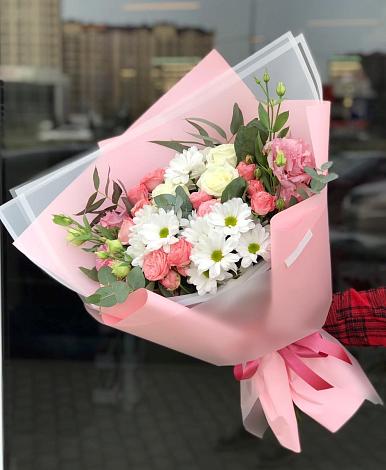 Букет цветов из: Розы, Лизиантусы и Хризантемы в Заринск